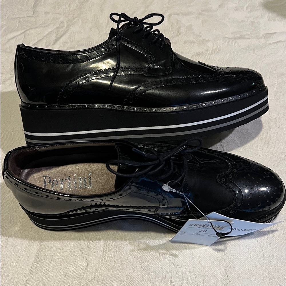 New with tags (no box) Pertini patent leather brogues (or Oxford shoes). Euro 39
